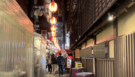 人気焼肉店の自慢のブランド牛を、大阪・梅田の裏路地にて。