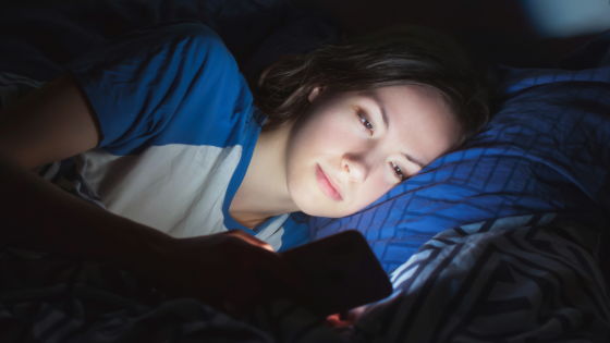 睡眠が乱れる原因は就寝前にスマホを見ることではなく「ベッドの中でスマホを見ること」かもしれない