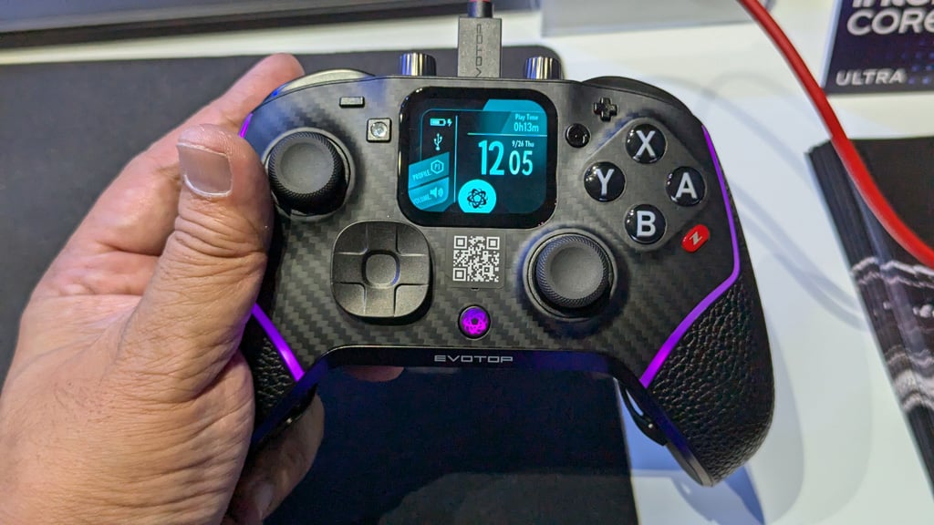 タッチディスプレイ搭載だから本体だけでカスタマイズできる高機能ゲームコントローラー 瑞起が「EVOTOP」を出展：TGS2024