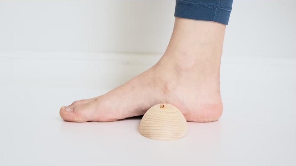 全身を支える足裏アーチをケアする器具「FOOT ALMOND」