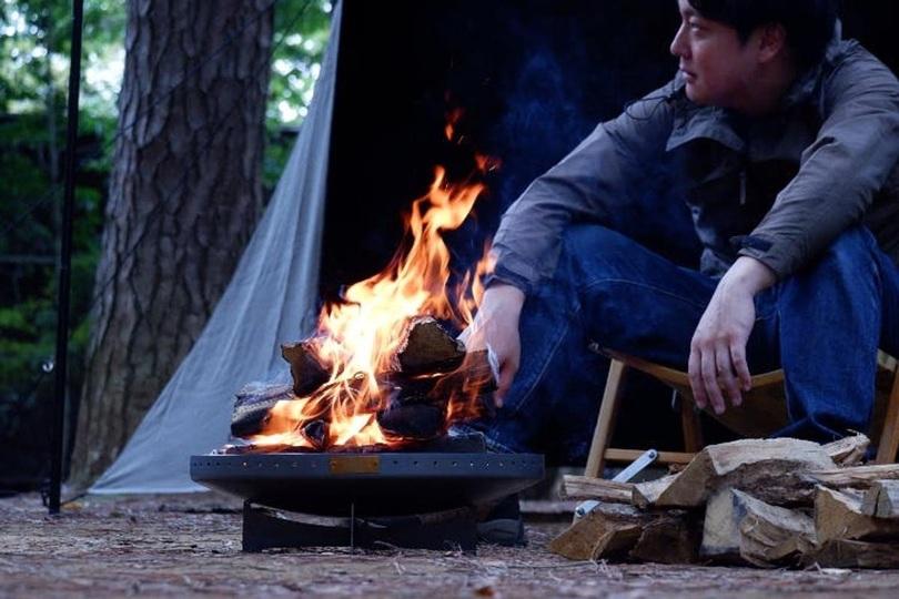 4つのオプションパーツで自在にキャンプ料理を楽しめる焚火台「炎満」