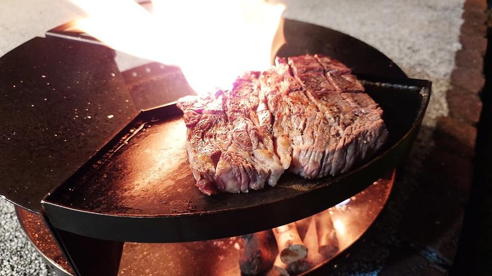 地面に近い高さから炎が上がる直火っぽい焚火台「炎満」で肉を焼いてみた