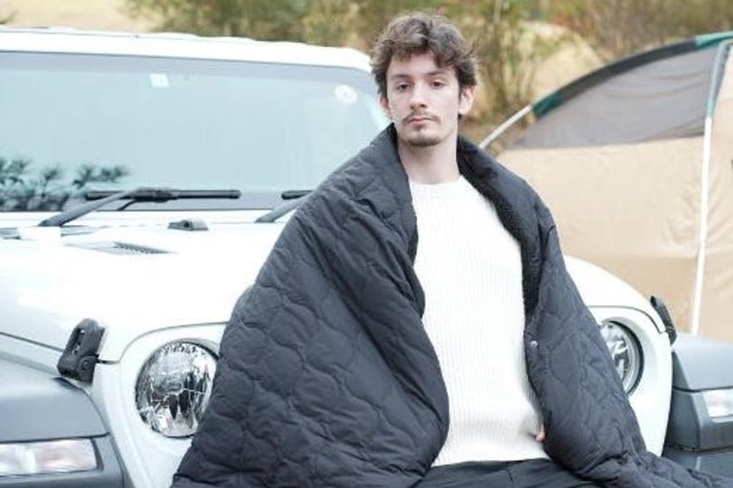 キャンプや車中泊で活躍しそう！宇宙服素材で超暖かいブランケット「WARM BLANKET」