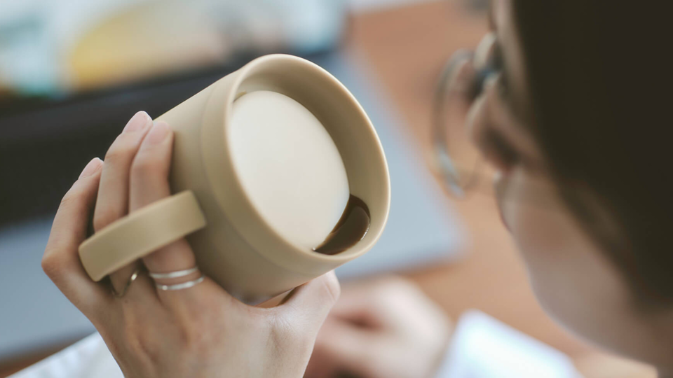 「フタしたままどこからでも」飲める保温マグカップ。集中したいときに重宝するよ