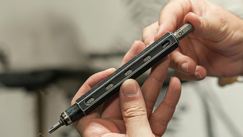 必要最低限をコンパクトに揃えたロケット鉛筆式のマルチドライバー「ToolPen」