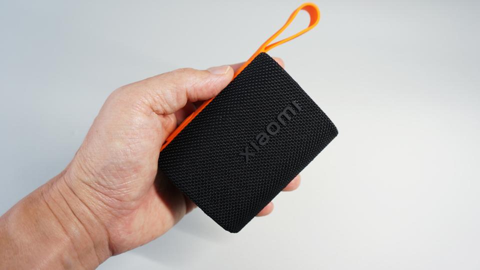 どこにでも持っていきたくなる。防水、2,000円台、10時間バッテリーのXiaomiのコンパクトスピーカー