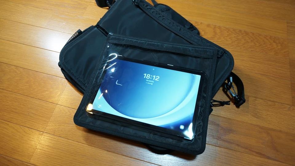 バッグから取り出さずにタブレットの操作を可能にする側面ポケット搭載のビジネスバッグ「Quick Tablet」