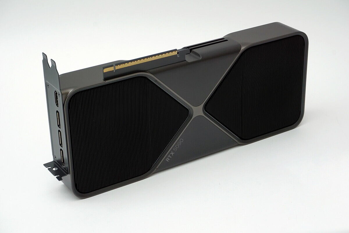 2スロット厚に凝縮、スリムになった「NVIDIA GeForce RTX 5090 Founders Edition」を開封！