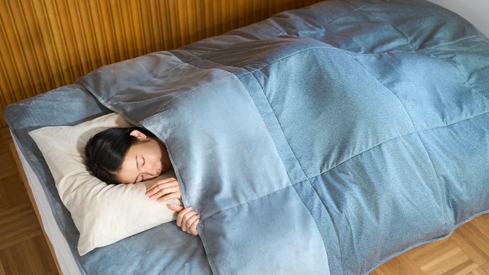 薄さ3cmなのに冬でも1枚で暖かい！ エアロゲル入りお布団「COSMODOWN」のセールが終了間近