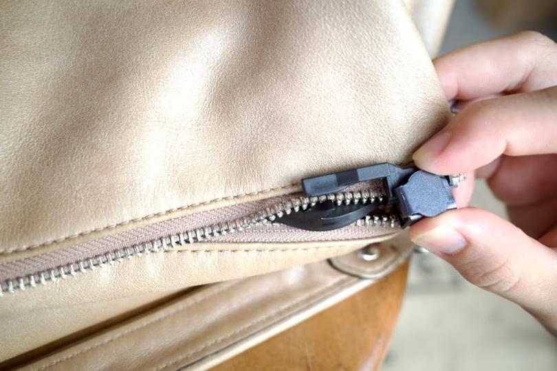 ジッパーごと貴重品を保護する盗難対策「ZippGuard」を使ってみた