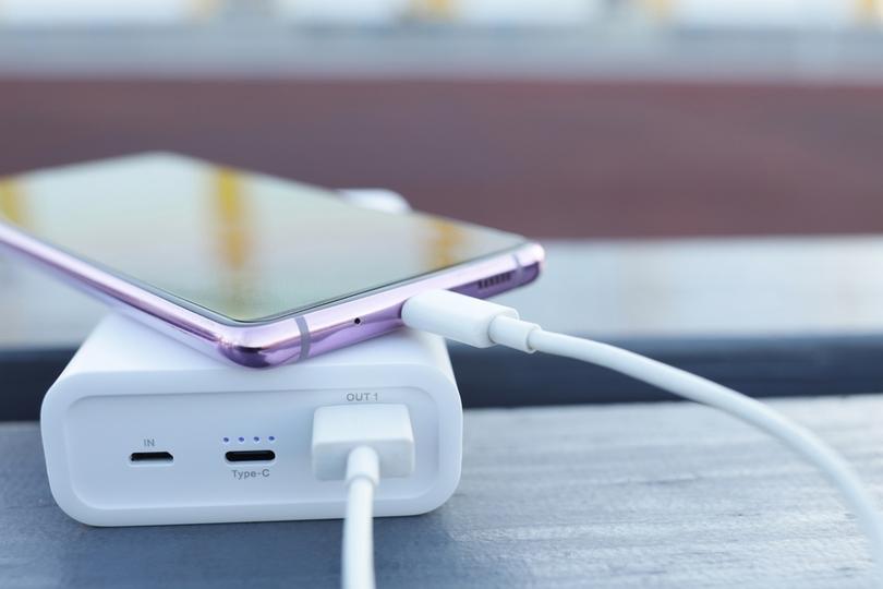 発火するって本当？ モバイルバッテリーのキホンと、安全な付き合い方