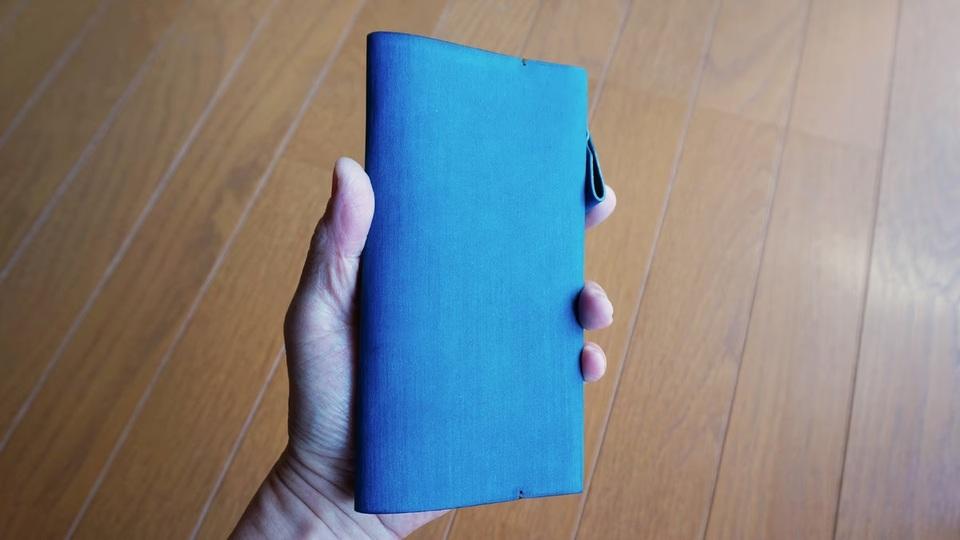 スリムなのに十分な収納力の美しいコンパクト長財布「Kagari」