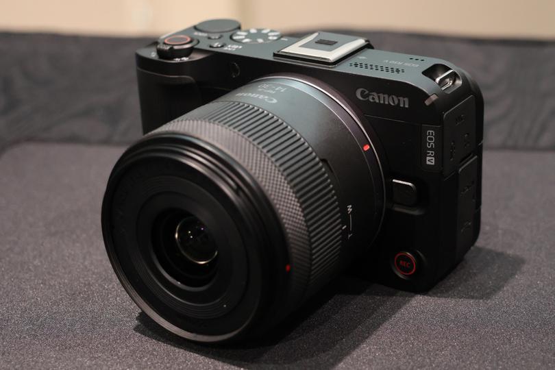 「EOS R50 V」の機能美。動画を追求するとカメラはフラットになる