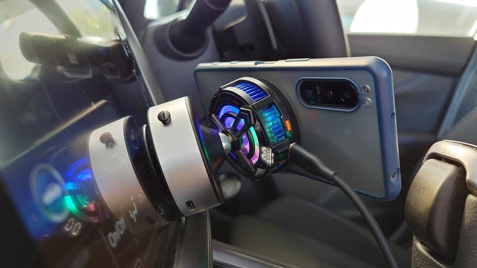 スマホを冷やしながら充電できる「真空型＆冷却クーラー一体型スマホホルダー」をチェック