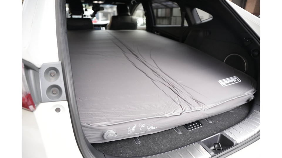 車中泊でも家並みの寝ごこち。厚さ10cmになるポータブルマットレス