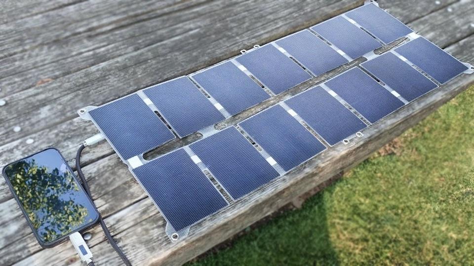 2台のデバイスを同時充電！コンパクトさとパワーを両立させたソーラーパネルSolarX14」がもうすぐ終了