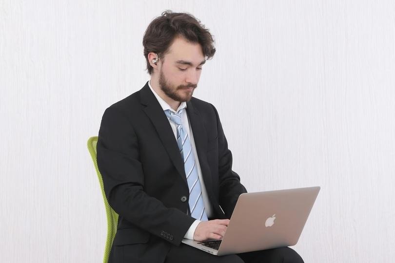 リアルタイムで、自然な日本語になってユーザーの耳に直接届くイヤホン型翻訳機「VORMOR V13」