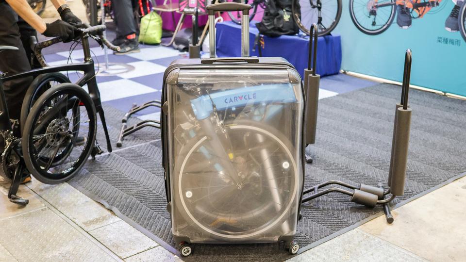 スーツケースにシンデレラフィット。海外にも連れていける、“旅する”折りたたみ自転車
