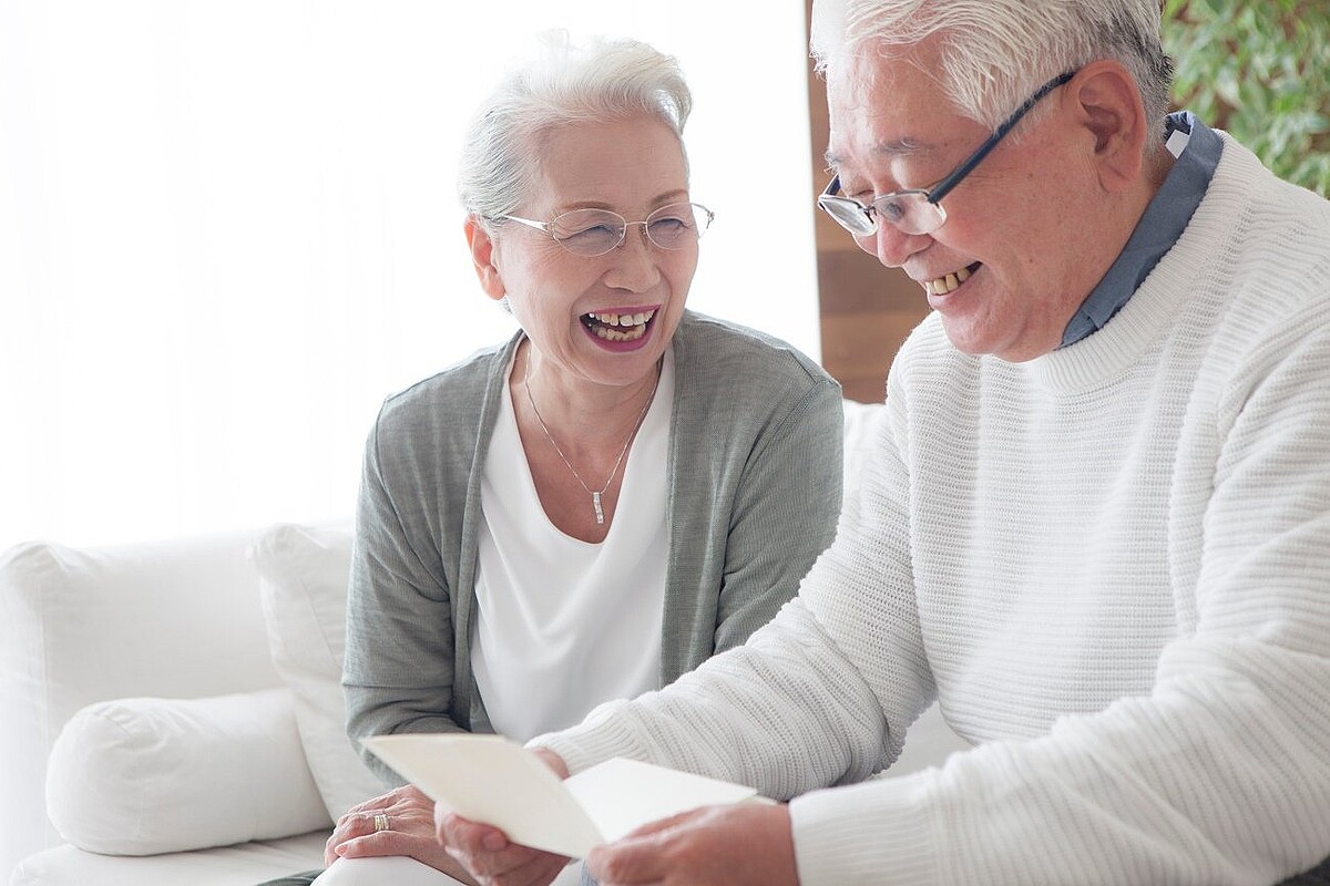 定年後のお金、普通の人は「不安で貯金をする」。では、定年後安泰な人が50代からやっていることとは?