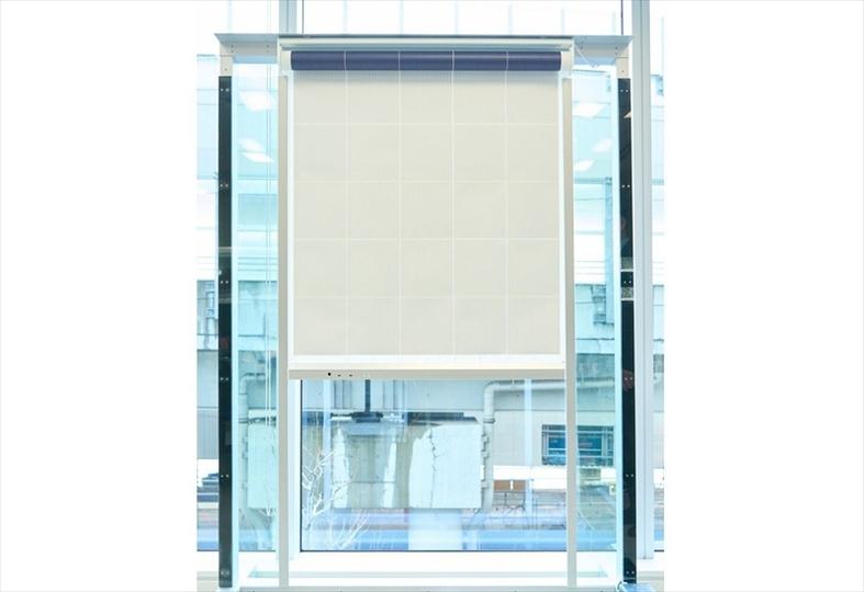 世界初。遮光・断熱・発電・給電を同時に実現するロールスクリーン型太陽光発電で、