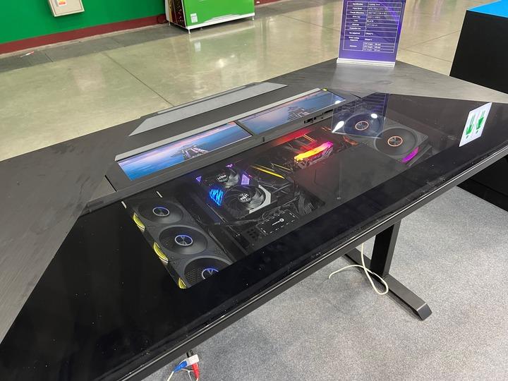 机がまんまPCケースになった、真のゲーミングデスク。その名も「Gaming Desk」