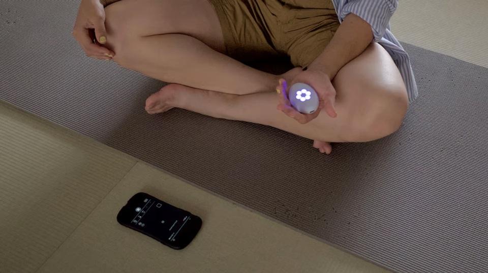 心身の落ち着き具合をライトの色で示すことで瞑想の効果を可視化する「カームストーン」を試してみた