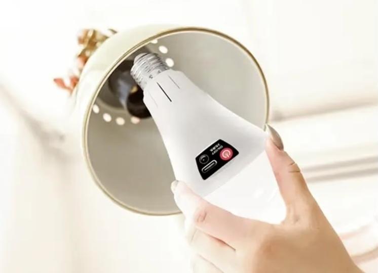 停電を感知すると自動点灯し満充電で最大9時間点灯する「防災LED電球」