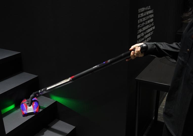 ダイソンの新作掃除機、まるで「ゴミを吸える魔法の杖」