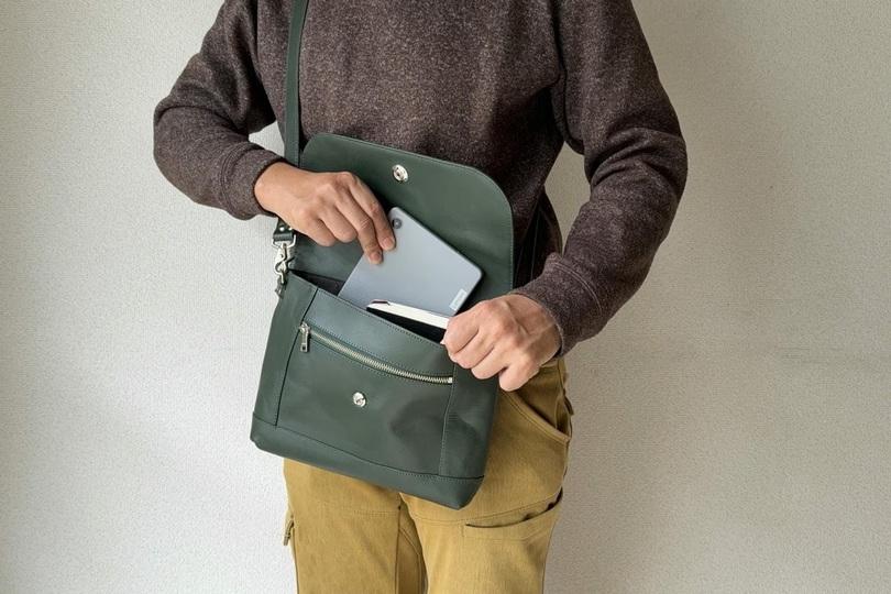 盗難対策もばっちり！iPadも入るガジェット対応「本革ショルダー」