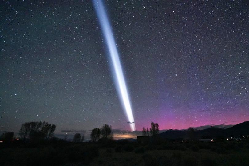 突如、コロラド州の夜空を切り裂いた真っ白なビーム…。これ何?
