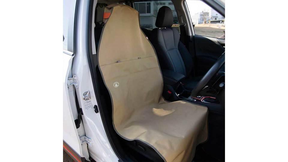 アウトドアやキャンプの帰りに、車のフロントシートを汚れや水から守るカバー