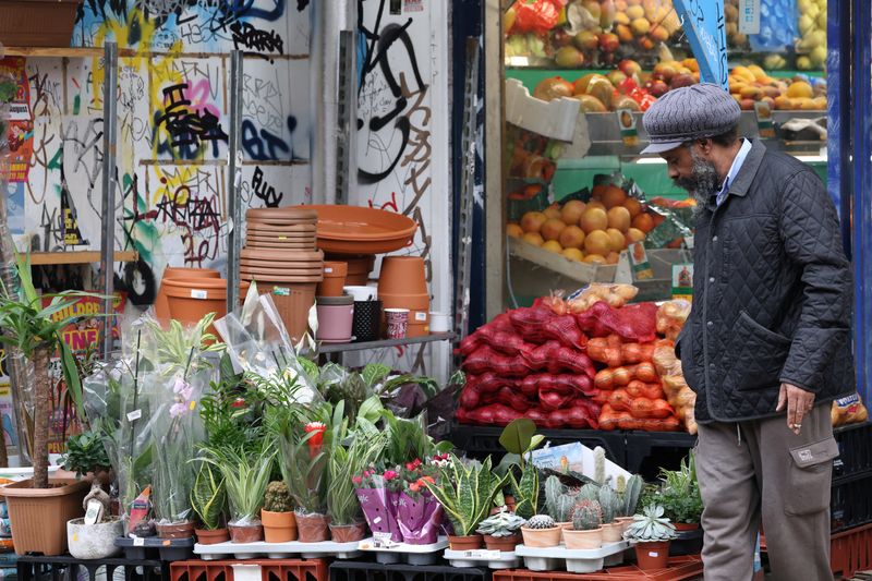 英小売売上高、4月は前月比+1.2% 好天が寄与