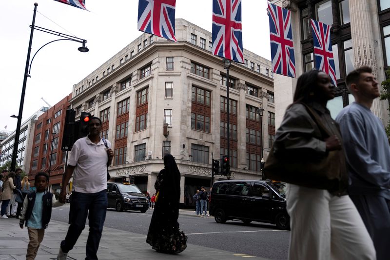 英小売売上高、5月は前月比-2.7%、23年以来の大幅減