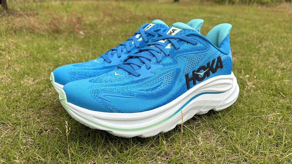 10代目となるHOKAの人気モデル。足に吸い付く履き心地でテンポ良く走れる