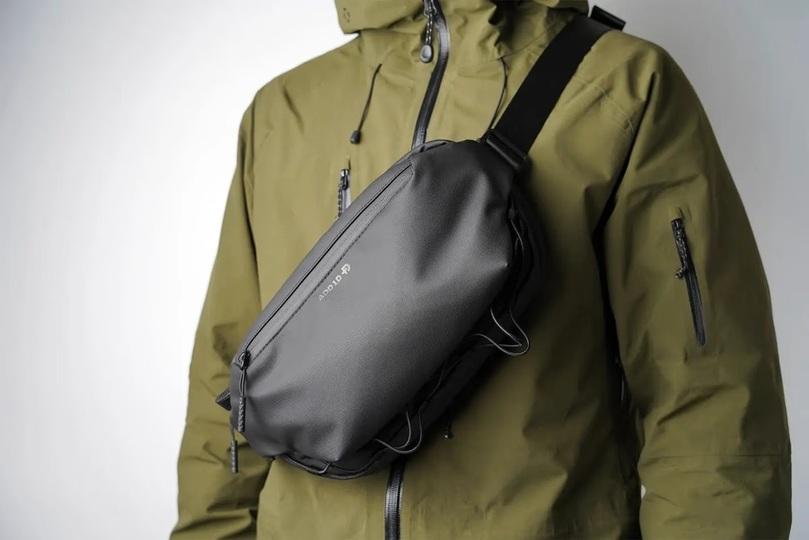 伸縮リールキーホルダー付き。荷物の量に応じて容量が広がるスリングバッグ「Kangaroo Sling」