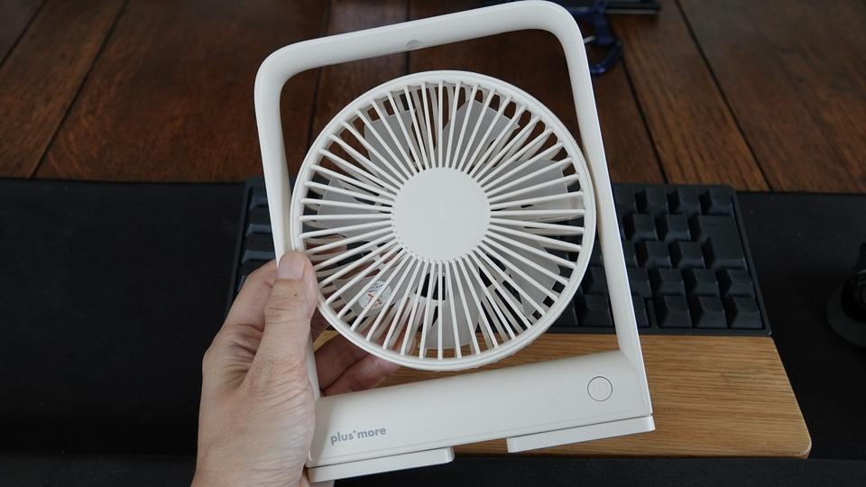 卓上は置いて、冷蔵庫はマグネットで貼り付け。180度回転するスリムな扇風機
