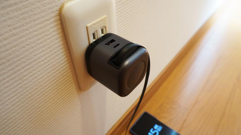 シュルッと「ワンプル」で充電開始。UGREENの巻取り式ならケーブル絡みゼロで快適だ