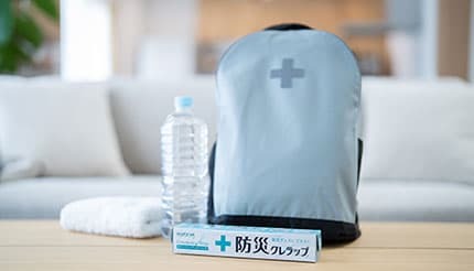 クレハ、災害時の「体温維持」や「皿洗いの節水」などに活用できる「防災クレラップ」