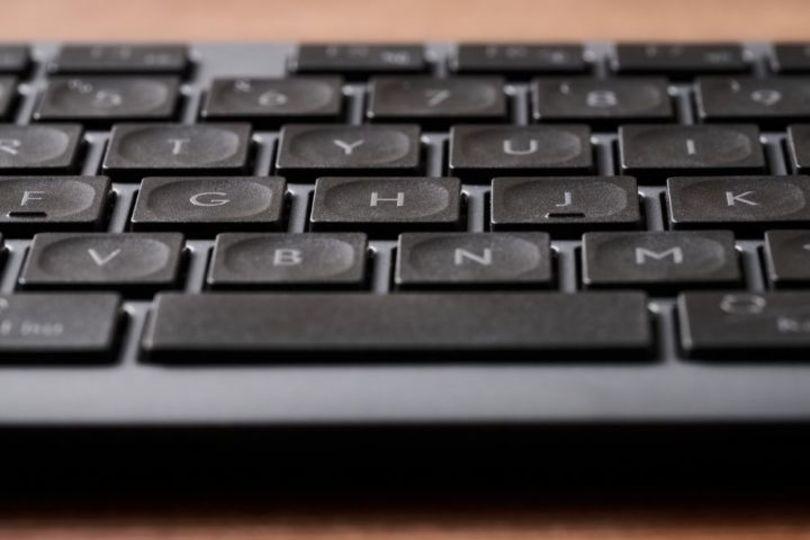 おや?このキートップの凹みは? MX…ではなくエレコムの新作だ!