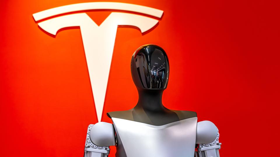遠隔操作で炎上したテスラの人型ロボット。展示会では微動だにせず