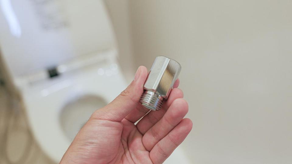 微細泡で黒ずみやニオイを防ぐ「トイレ用ナノバブルアダプター」の実力をチェックしてみた