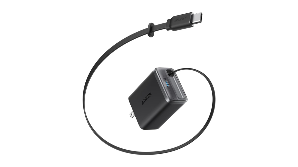本日発売&いきなり20%OFF!ケーブル一体型で2台同時充電。AnkerのAirPodsサイズ新作充電器