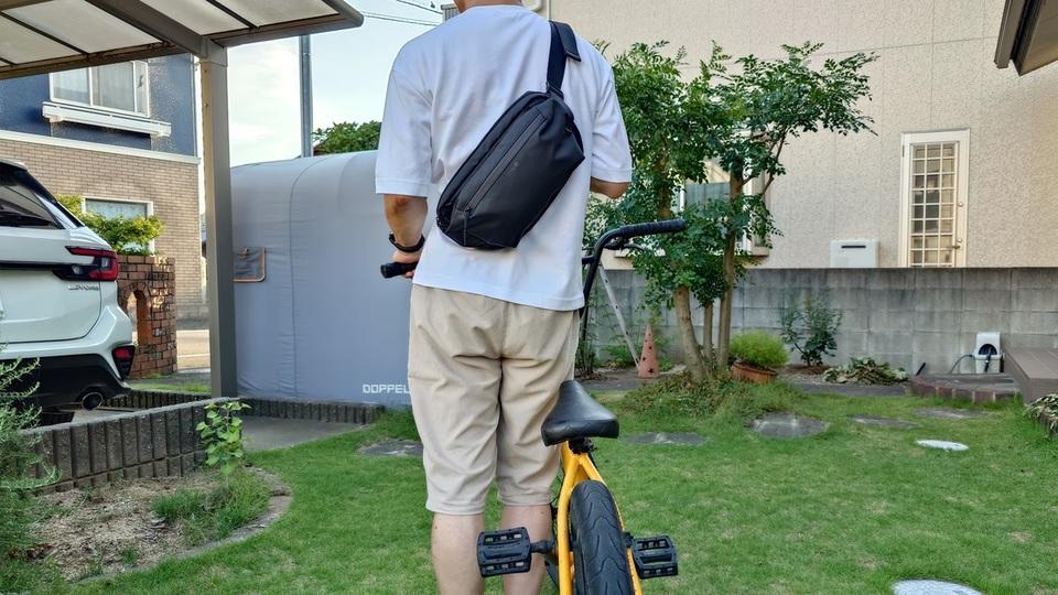 荷物の量に応じて容量が変えられる可変収納システムを備えた「カンガルースリング」