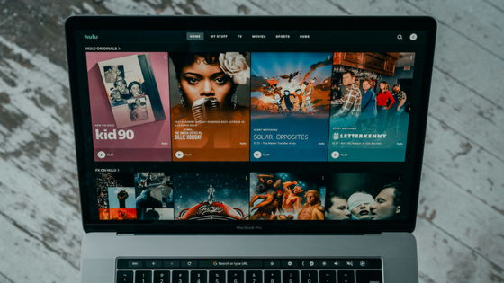 サブスクの値上がりやストリーミングサービスの抱える制限により映画やドラマのファンによる著作権侵害コンテンツのダウンロードが急増