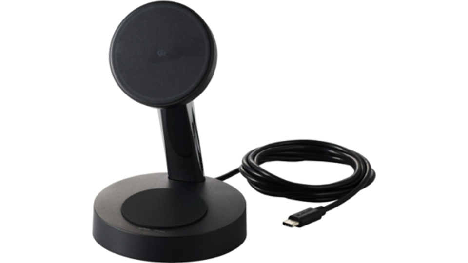 スマホをピタッと固定し省スぺ。エレコムのQi2充電スタンドはじつにスマート