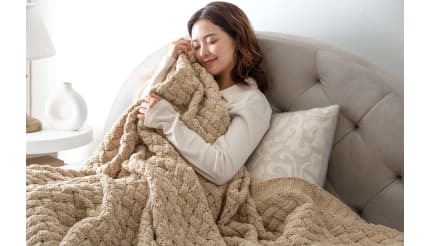 残暑も冬も快適に、「moket light」からオールシーズン使える軽やかブランケット