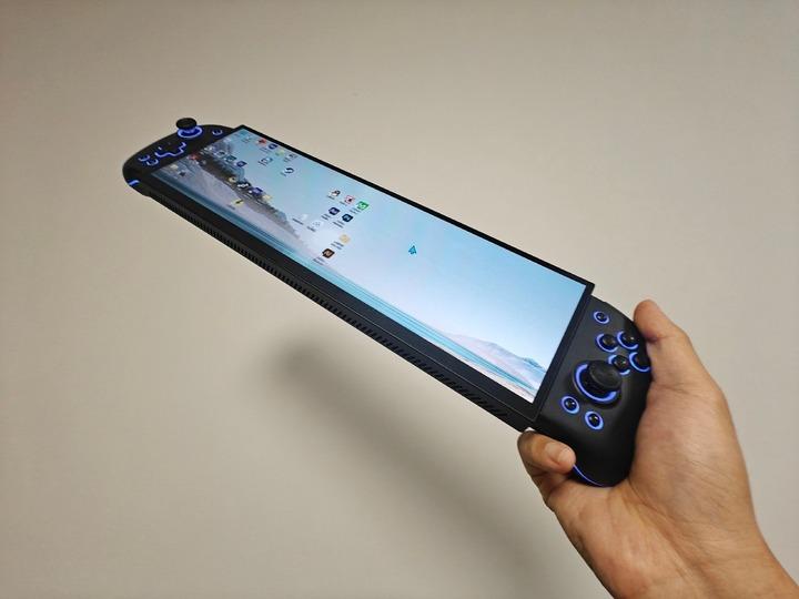 超ワイド! 車のバックミラーより長い手持ちゲーム機を手作りした人がいる