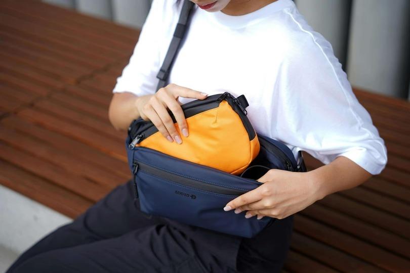 毎日使いたい。拡張するスリングバッグなら普段はスリムで、必要なときだけ容量を増やせます