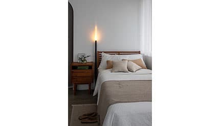 シェードもベースもない壁に立てかけるだけ!新発想フロアライト「NYOI」