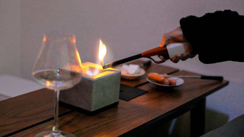 焚き火は室内でも楽しめる。炎がある晩酌にどっぷりハマった話